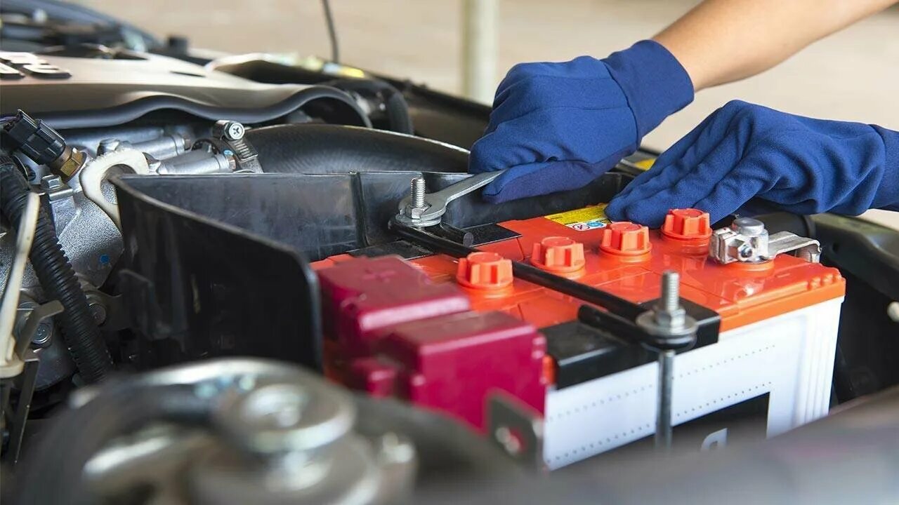 Battery maintenance. Аккумуляторы для автомобиля. Обслуживаемые аккумуляторные батареи. Аккумулятор автомобильный обслуживаемый. Обслуживаемый аккумулятор для авто.