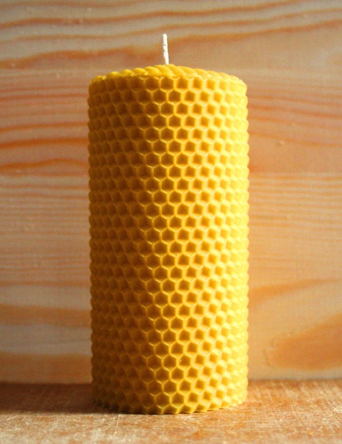 Свечи из пчелиной вощины. Пчелиная свечка. Пчелиная свечка. Свечи из вощины. Свечи из натурального пчелиного воска.