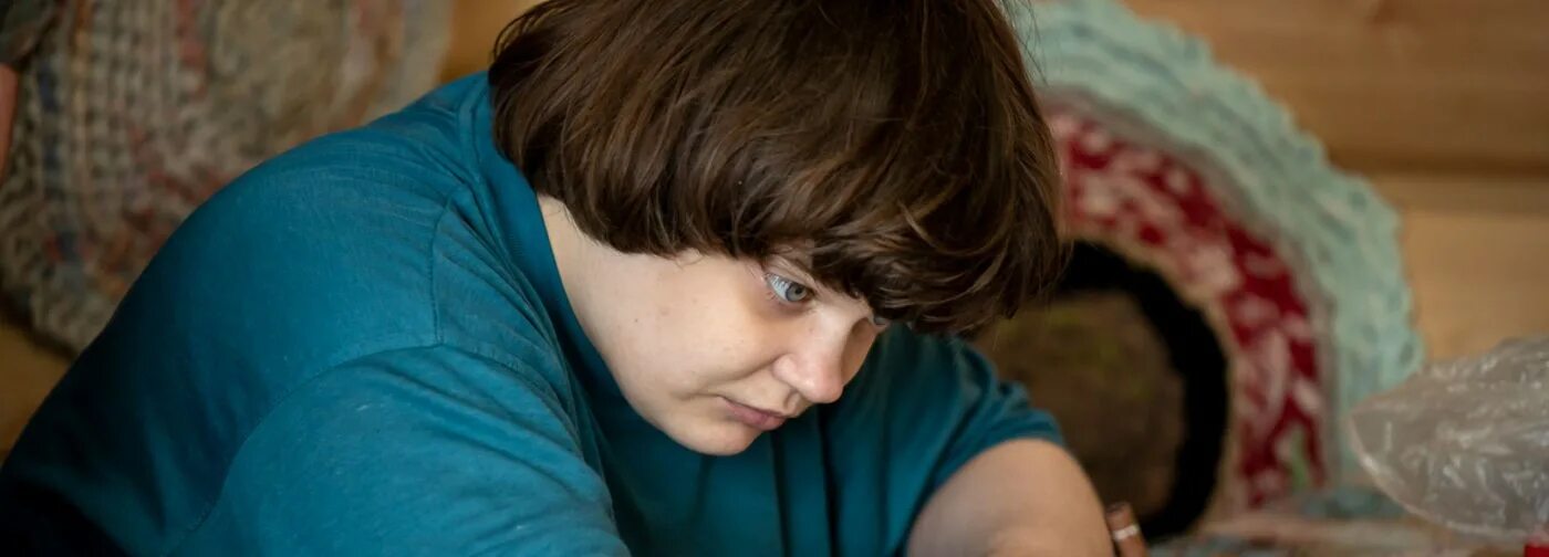 Аутизм у взрослых. Красивая девочка с аутизмом. Девушка аутист. Красивые аутистки. Девушка аутист.