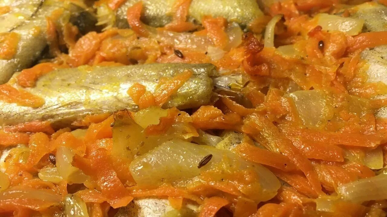Рецепт минтая в духовке с морковью. Минтай в духовке с морковью и луком. минтай с морковью и луком. рыба минтай в духовке с морковью и луком. филе минтая в духовке с морковью и луком.