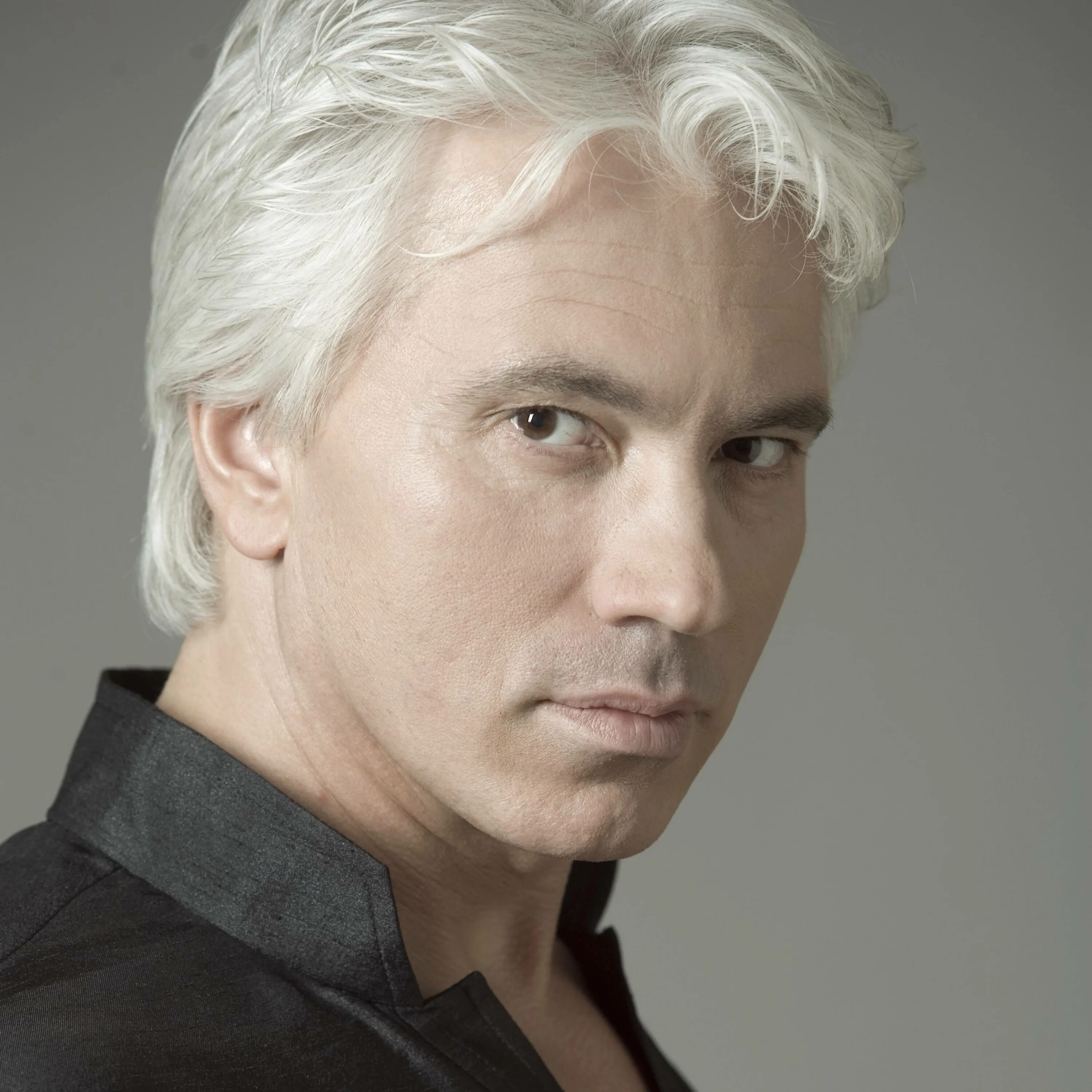 актер с белыми волосами. платиновые волосы у мужчин. лаки блю смит 2015. бенджамин вайт. актер с белыми волосами.