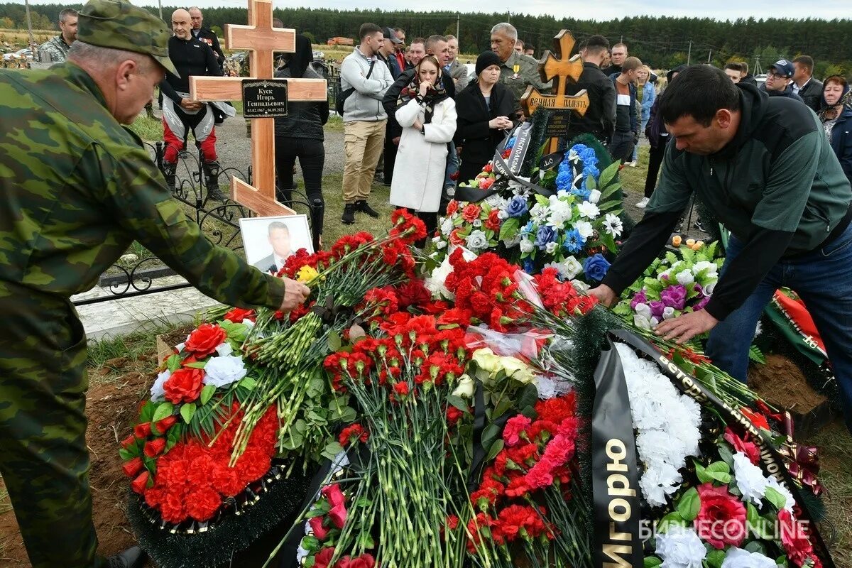 Где похоронен ваксман. "Похороны Алексея Сисакяна" Троекуровское. Пнохраны.