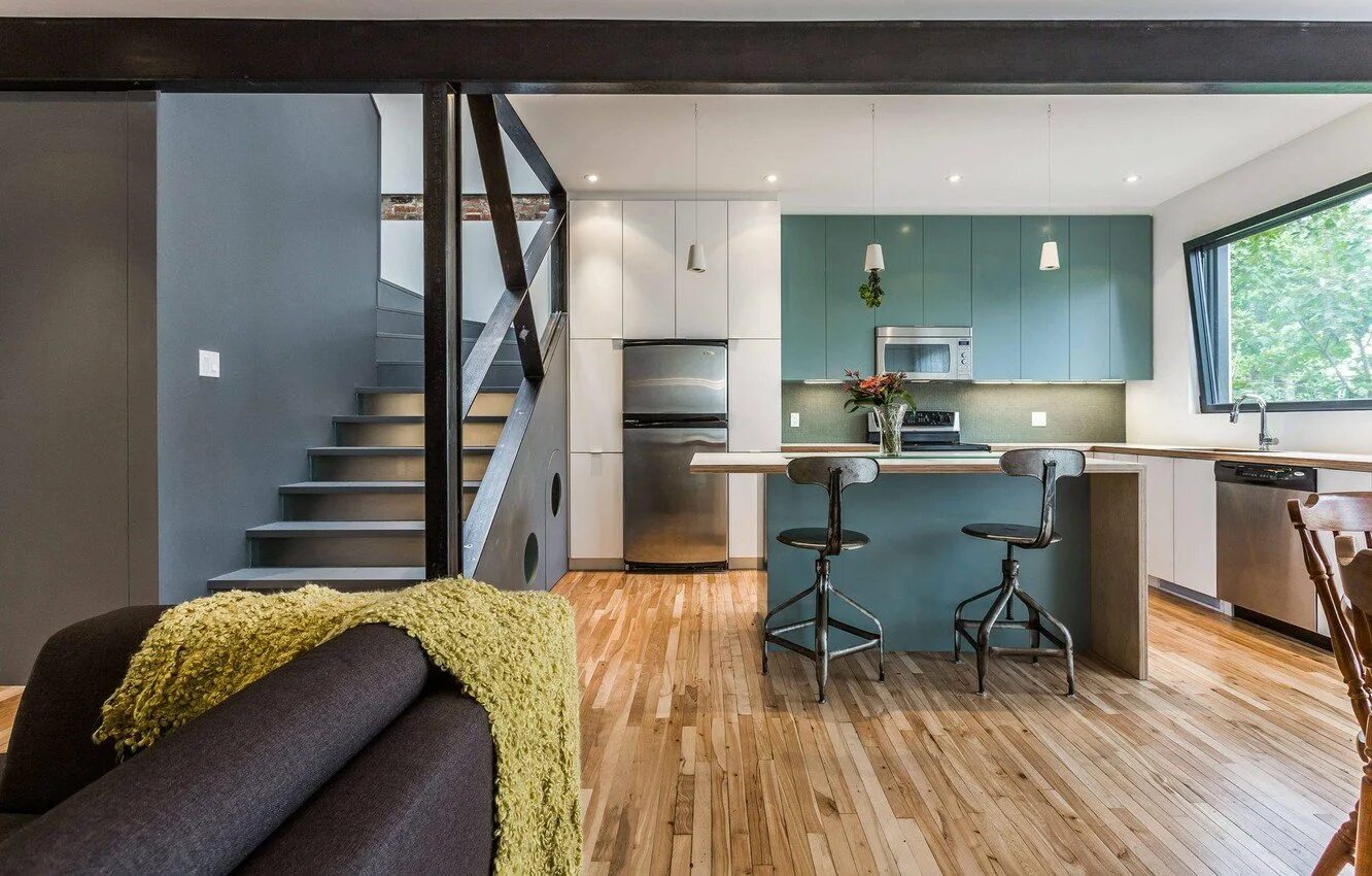 Кухня на первом этаже. Кухня гостиная с лестницей. Кухня студия с гостиной с лестницей. Планировка кухни гостиной с лестницей. Комната студия.