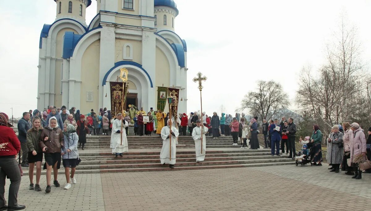 Пасха господня. Огромный кулич. Пасха в реутово. Служба в храме электрогорск. Пасха в щелково.