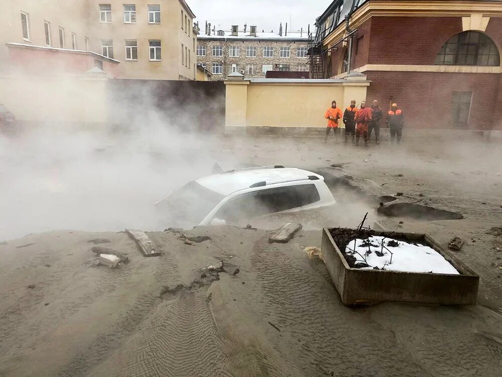 Прорыв теплотрассы. В спб прорыв теплотрассы на рижском проспекте 22. машина провалилась под асфальт. прорыв трубы. в питере прорвало трубу.