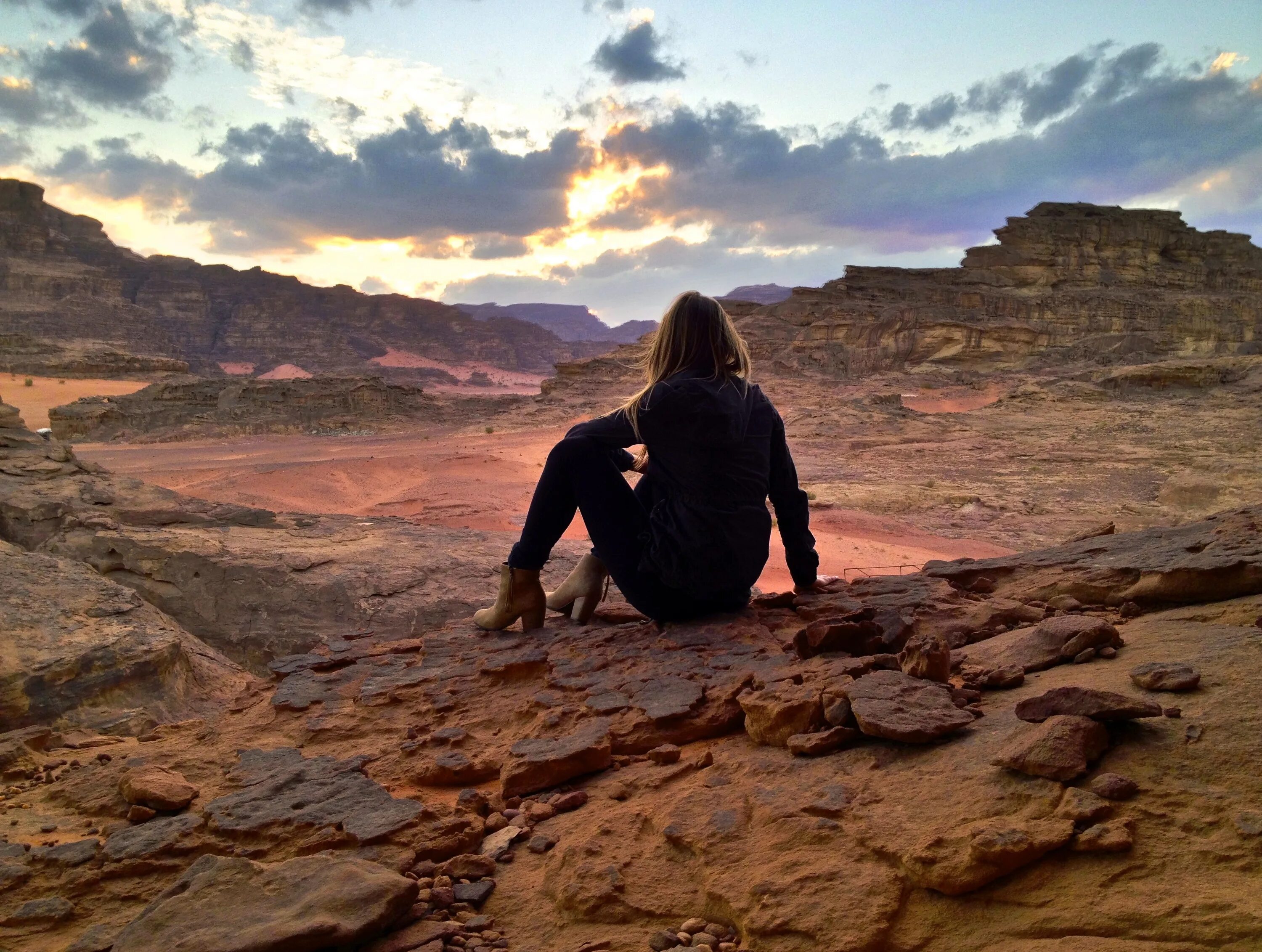 Фотосессия в пустыне. Одиночество в пустыне. Девушка в пустыне. Сидит в пустыне. Восхитительный человек