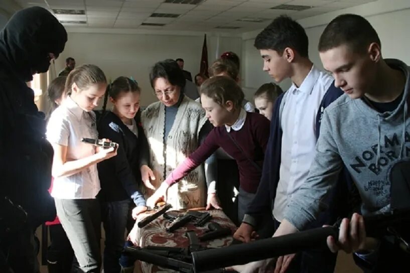 13 летняя девочка в заложниках омск