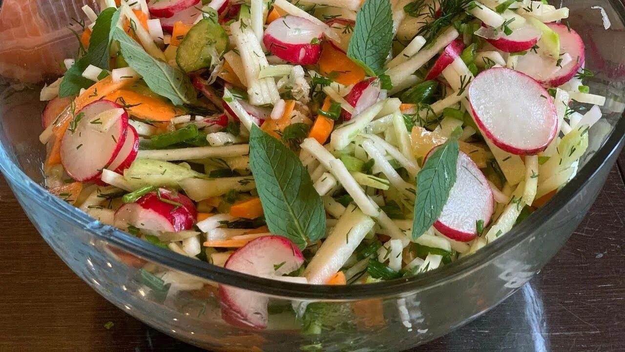 Салат из красной моркови. Салат с капустой кольраби. салат с редиской и капустой. салат с редиской и морковью. салат с редисом и огурцом.