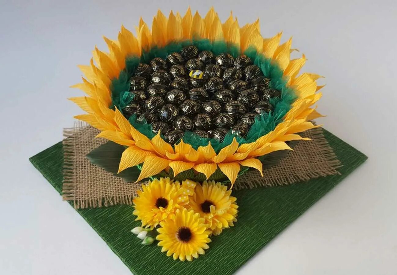 Подсолнух из гофрированной. Букет из конфет подсолнух мастер класс. букет подсолнух из конфет и гофрированной бумаги. букет из конфет подсолнухи из гофрированной бумаги. подсолнух из гофробумаги с конфетами.