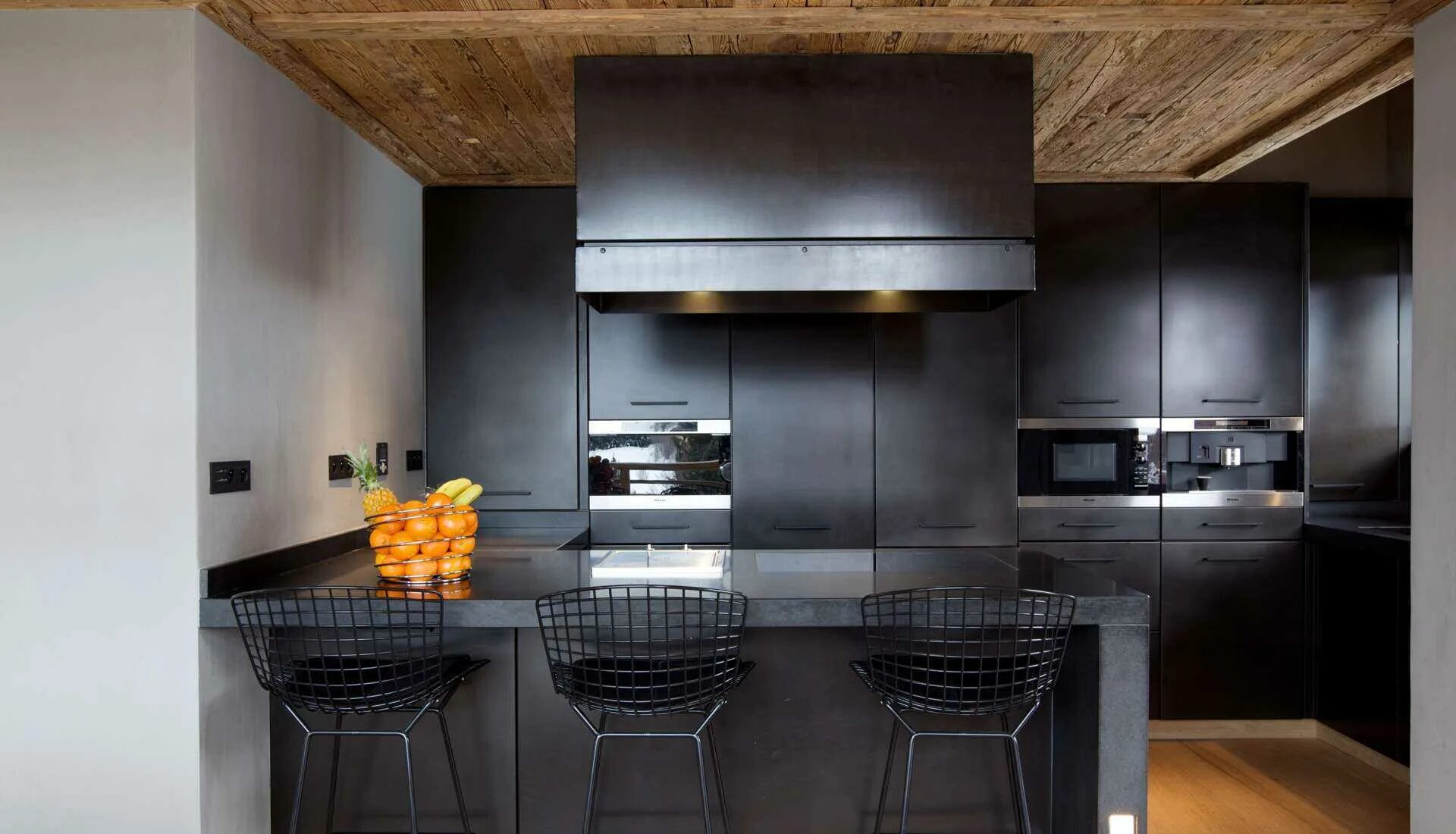 Матовый интерьер. Черная кухня в интерьере. Черная матовая кухня. Кухня в черном стиле. Современная кухня черная с деревом.