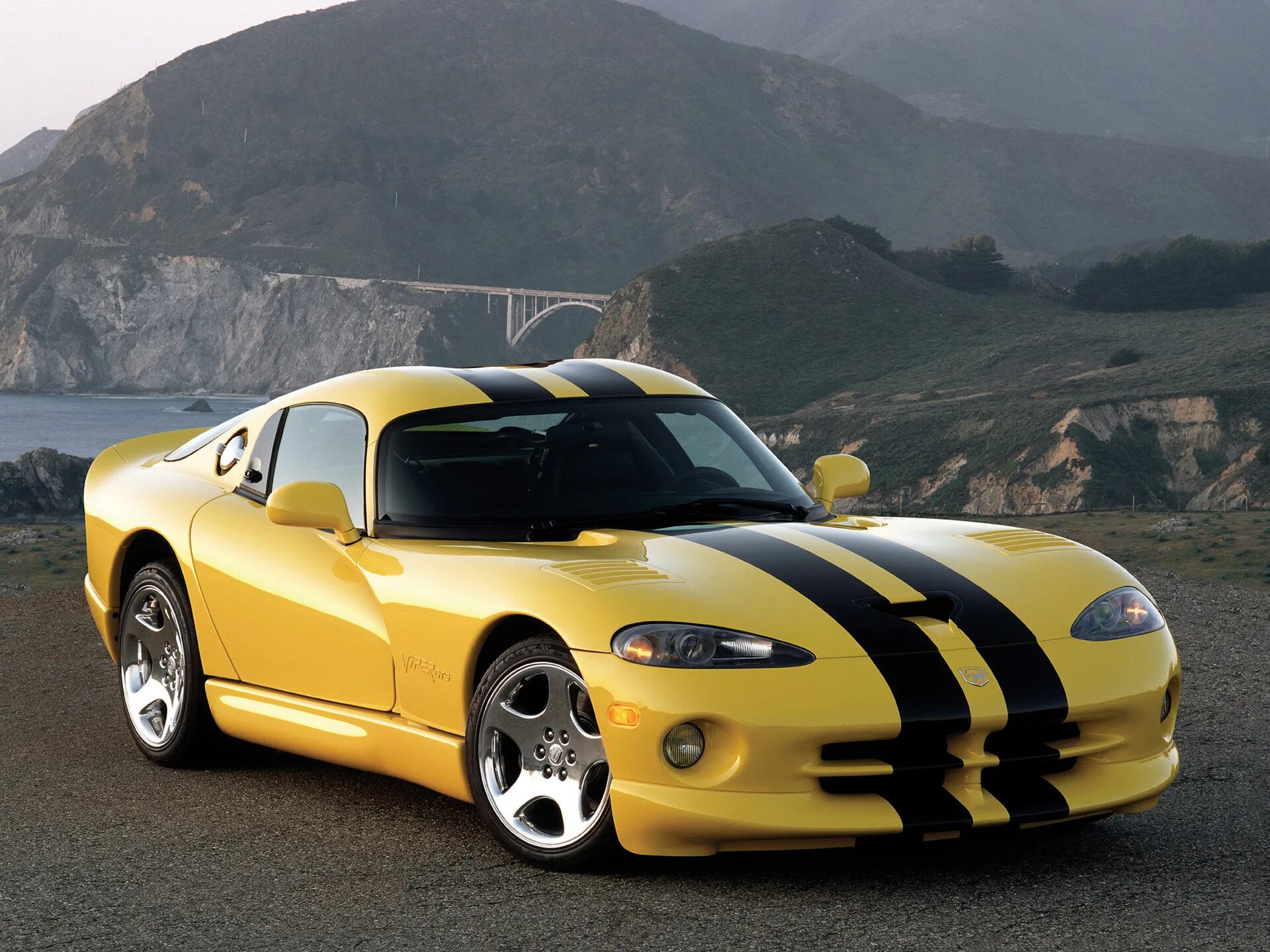 Машина Додж Вайпер ГТС. Dodge Viper 1996. Додж Вайпер желтый. Dodge Viper желтый.