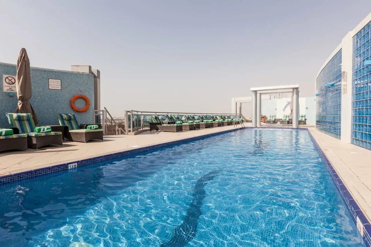 Holiday дубай. Holiday Inn Dubai al Barsha 4. Summerland Motel Шарджа. Отель Holiday Inn Dubai al Maktoum. Summerland Motel Apart Hotel Шарджа / Шарджа.