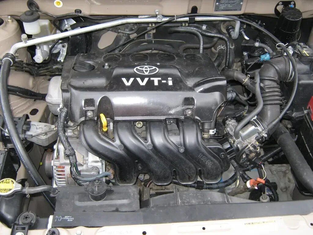 Двигатель тойота королла ранкс. Моторный отсек тойота королла 150. 8. Toyota corolla runx/allex 2001 клапан картерных газов артикул. Тойота королла 120 кузов под капотом.