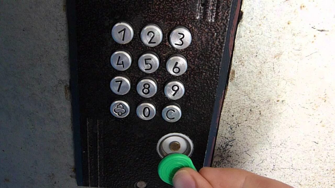 Как открыть подъездную дверь. Как открыть подъездную дверь