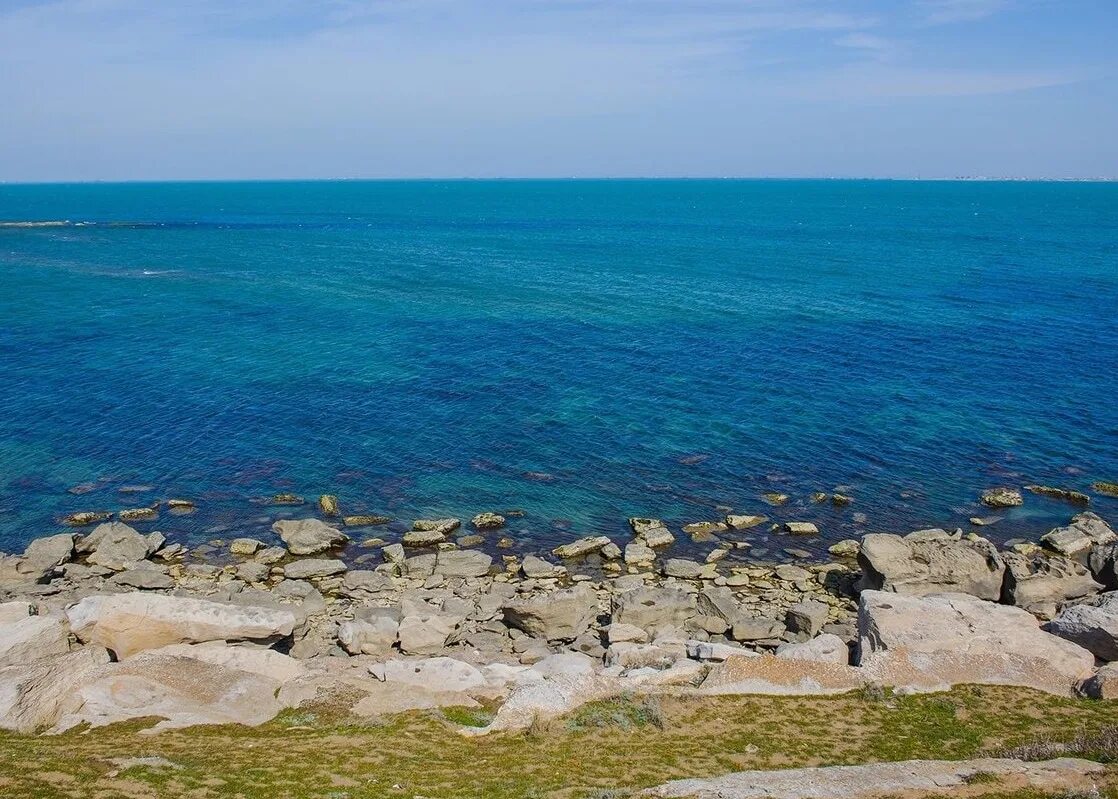 Каспийское озеро махачкала. Каспийское море махачкала фото. Южный берег каспийского моря. Ленкорань море. Каспийское море лагань.