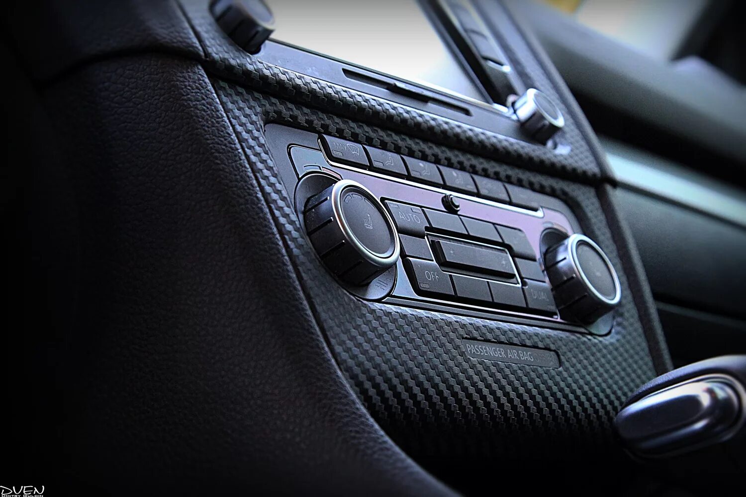 Поклейка салона. Перетяжка салона infiniti fx35. Ламинация салона автомобиля. Оклейка салона автомобиля пленкой. Оклейка деталей салона пленкой.