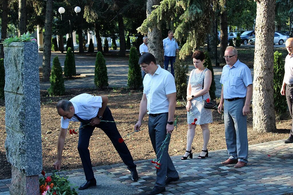 Мемориал славы тирасполь. Слободзея приднестровье. Магазин хайтек в слободзее приднестровье. Слободзея фонтан. Мемориал славы слободзея.