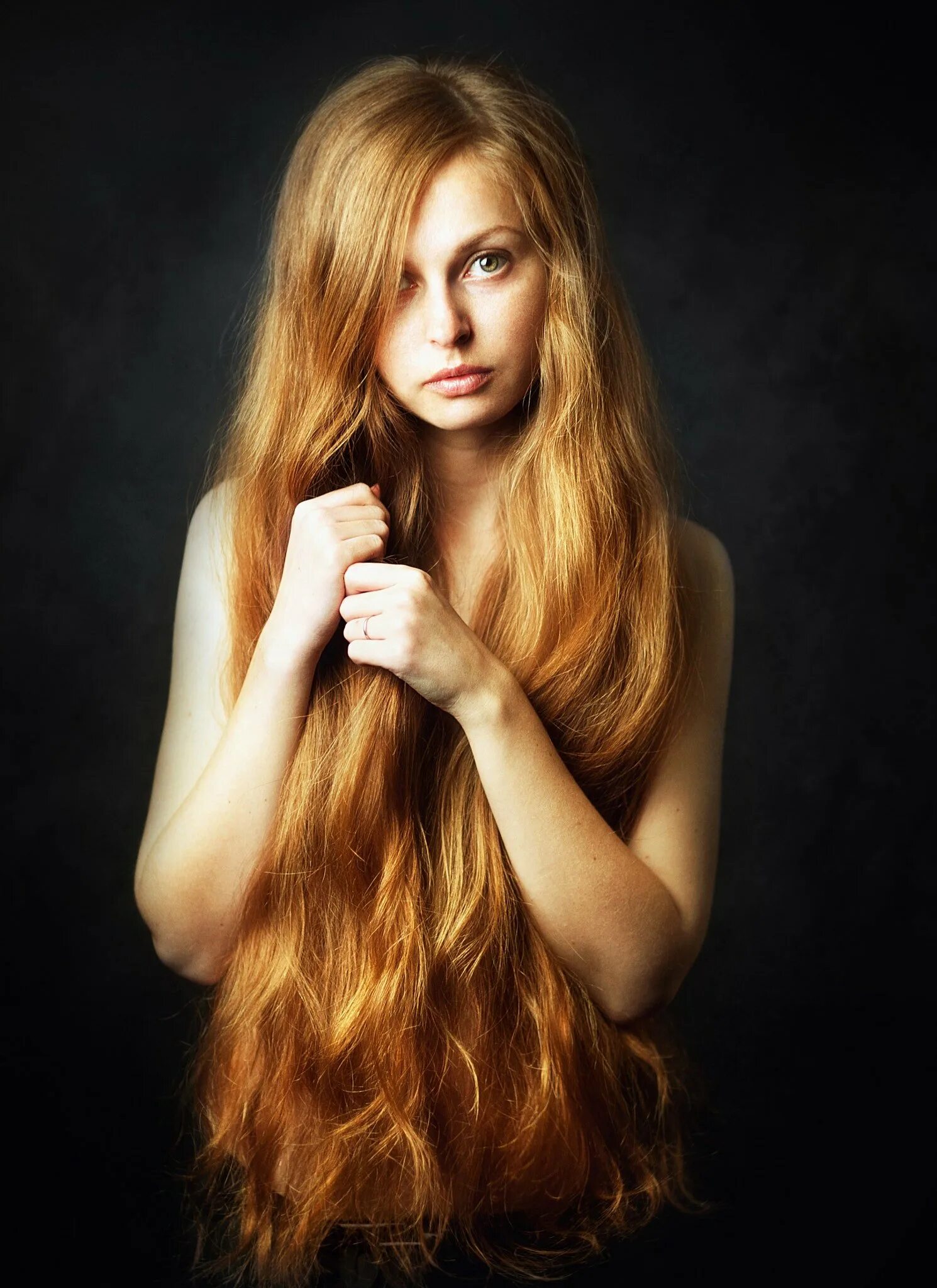 Девушка с золотыми волосами. Девушка с золотистыми волосами. Длинные волосы. Модели с длинными волосами