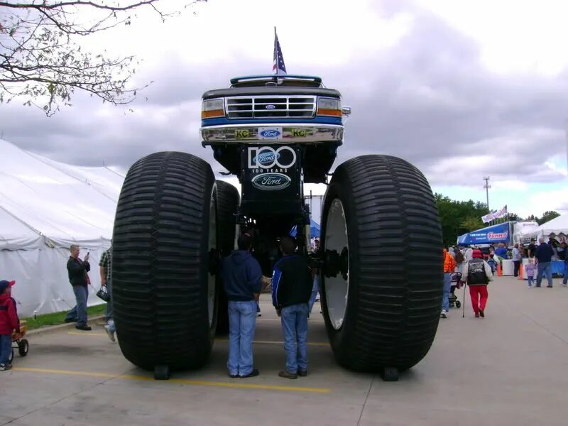 14 с большими колесами. Bigfoot 5 Monster Truck. Бигфут с 10 фунтовыми колесами. Бигфут -5 Монстер трак. Бигфут 5 машина.