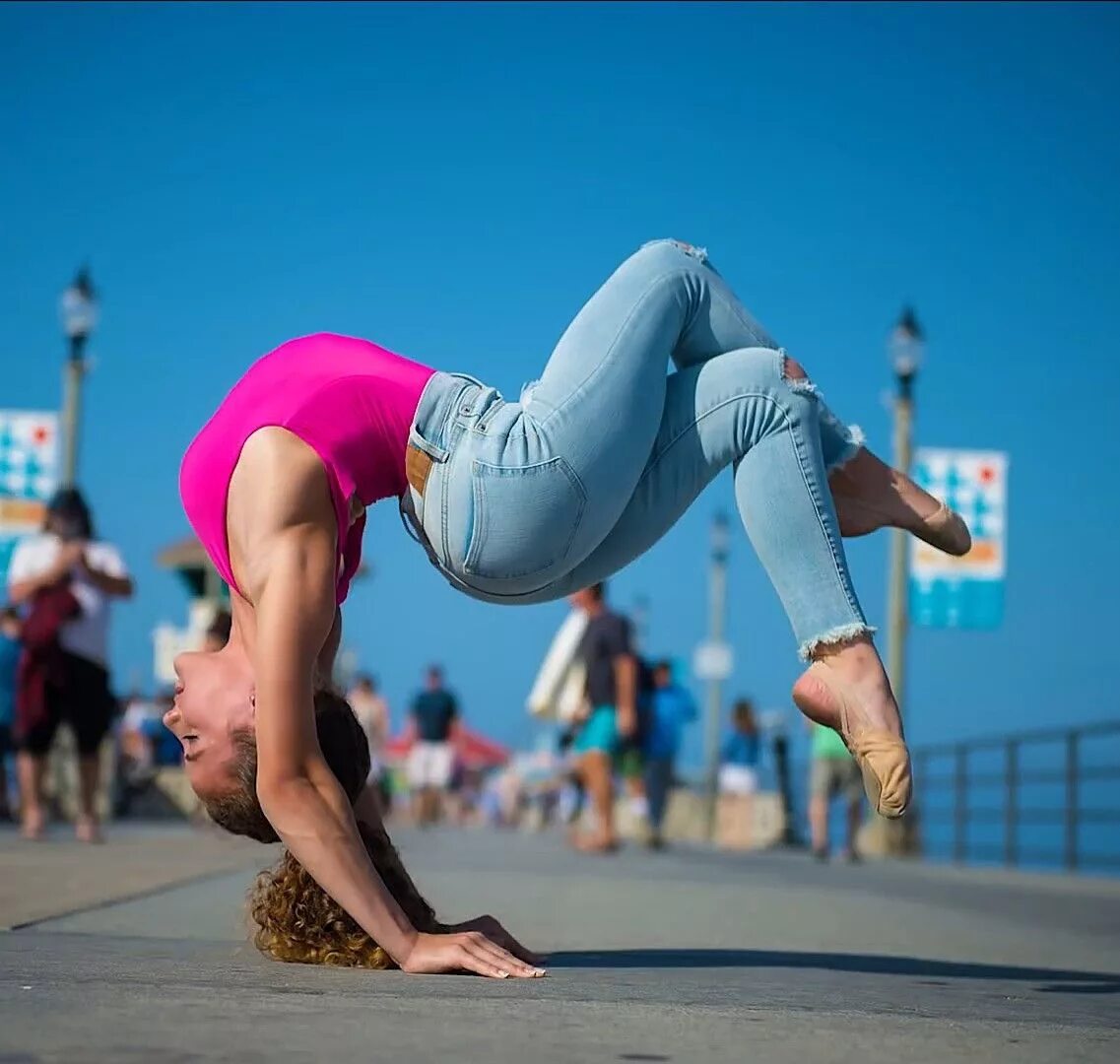 Софи Досси. Sofie Dossi гибкость. Гимнастические движения. Спортивные позы.