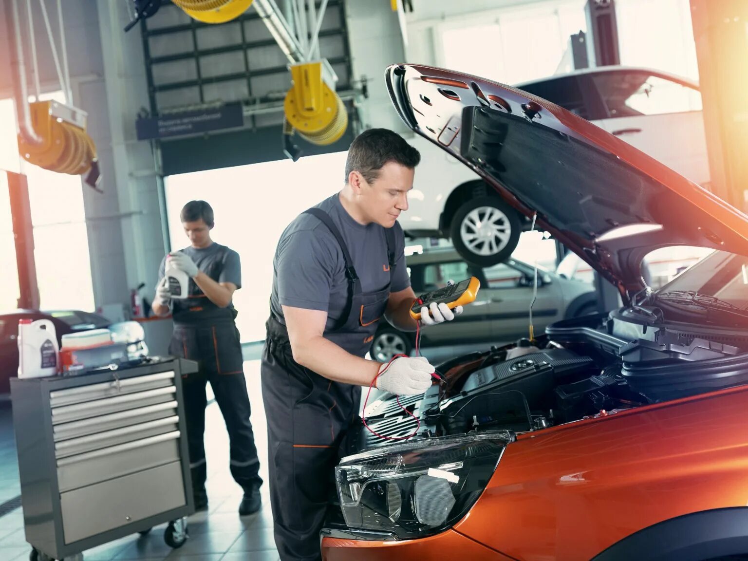 Механик профессия. Ремонт машины. Отдам в ремонт авто. Человек чинит машину. Клиент в автосервисе.