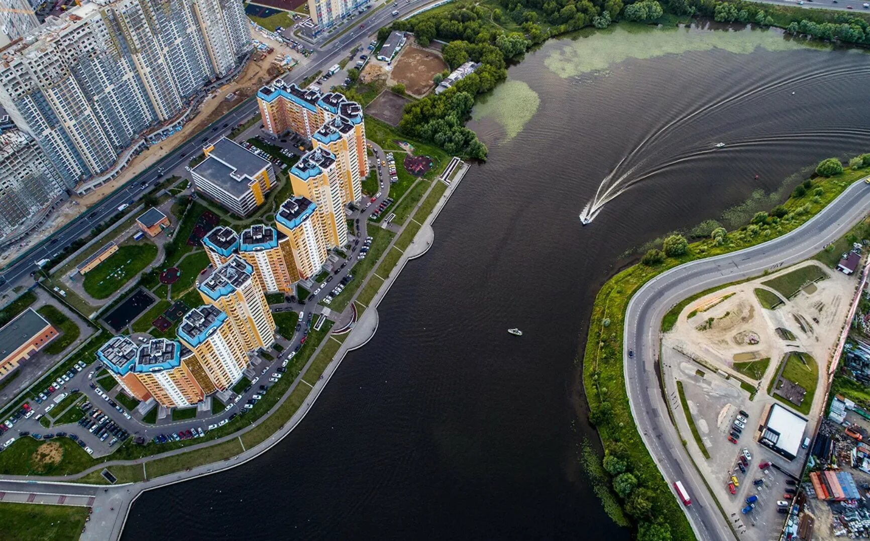 Жк на москва реке. Павшинская Пойма Красногорск. Красногорск набережная Павшинская Пойма. Микрорайон Павшинская Пойма, Красногорск, Московская область. Набережная реки Павшинская Пойма.