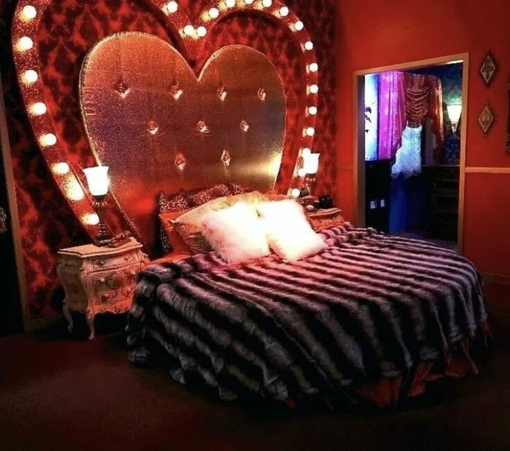 Leave room for love. Кровать сердечко. Книга любовь в спальне. Leave room for love. Комната с розовыми стенами.