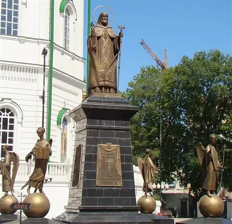 Памятник митрофану воронежскому в воронеже. Памятник святитель митрофаний воронежский. Памятник святителю митрофану в воронеже. Памятник петру и митрофану воронеж. Памятник петру и митрофану воронеж.