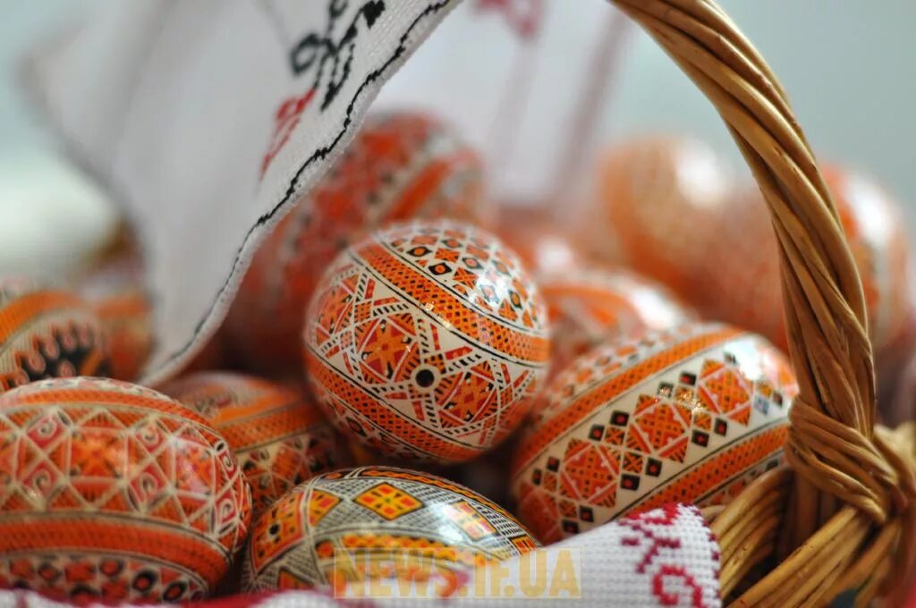 Празднование пасхи. Hide eggs. Пасхальный стол. С пасхой на украинском. Великдень 2024.