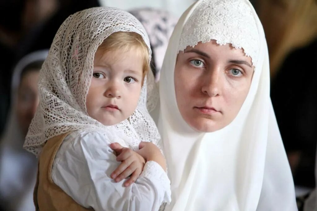 Православные женщины в платках. Женщина в храме в платке. Головной убор для церкви. Православная женщина в храме. Почему с покрытой головой