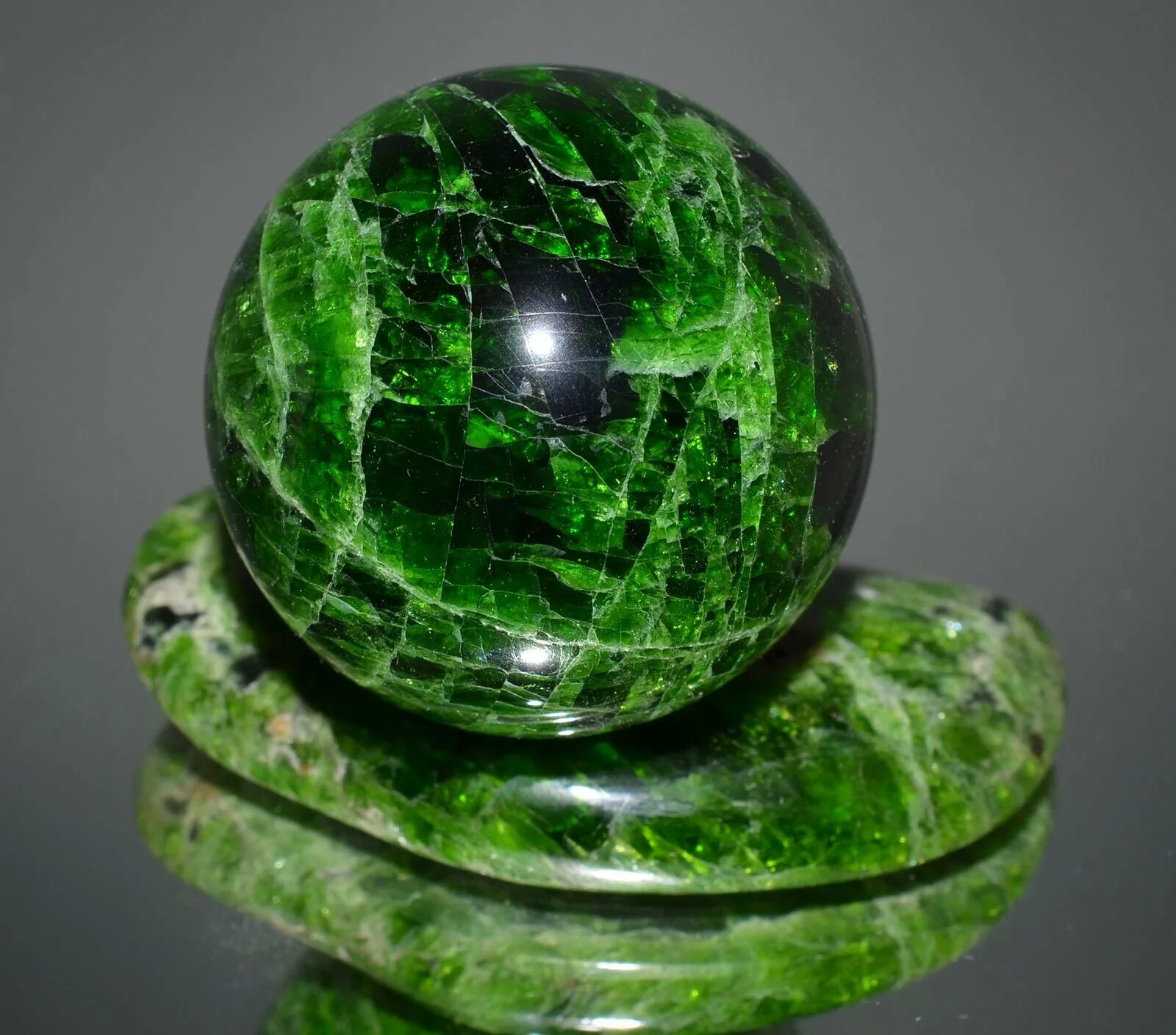 Диопсид хромдиопсид камень. Диопсид хромдиопсид Бразилия. Зеленый камень хромдиопсид. Изумруд нефрит хризолит.