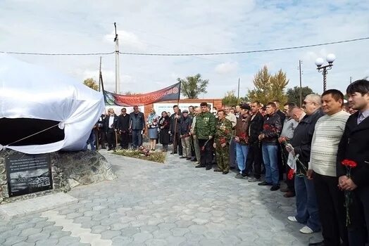 Пос светлый Светлинский район Оренбургская область. П светлый Светлинский район. Памятники поселка светлый Оренбургской области. Оренбургская обл. Светлинский район.п. светлый.