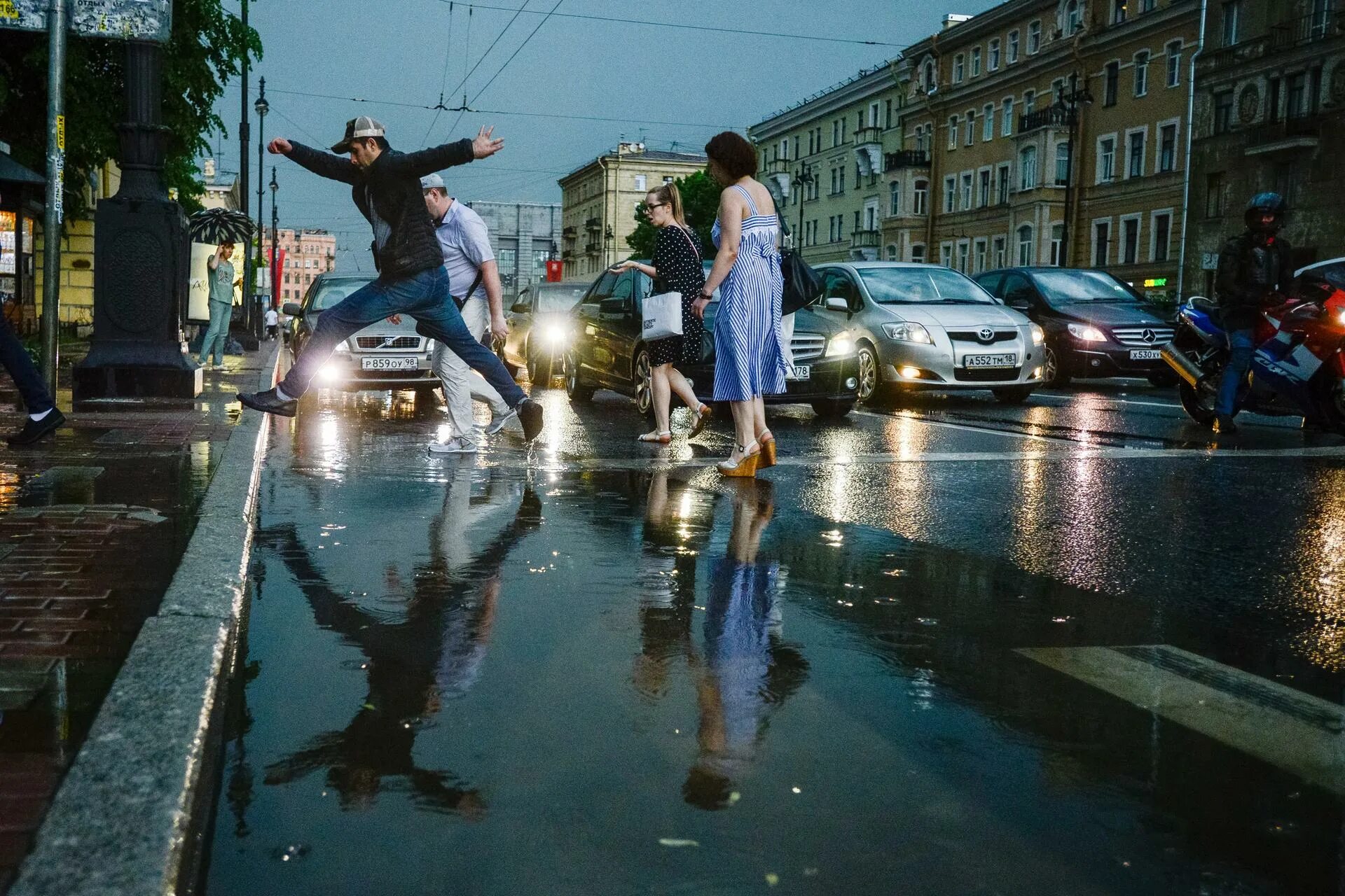 Ливень в Петербурге. Летний дождь в Питере. Ливень в городе. Ливень дождь СПБ.