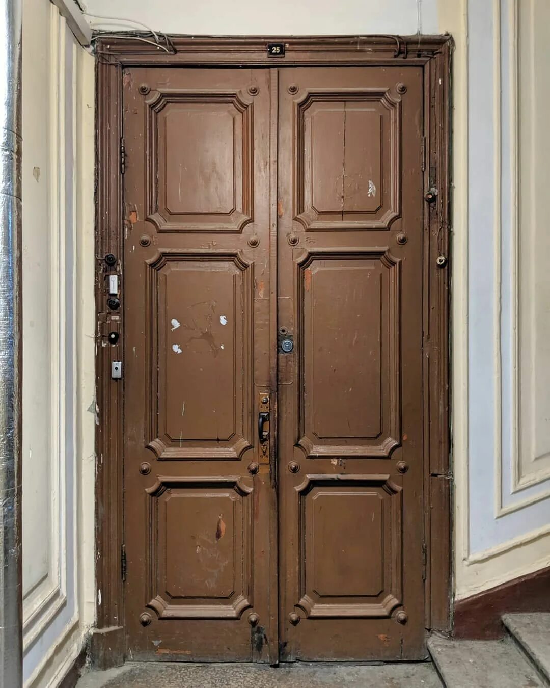 Старые входные двери купить. Старая дверь в квартиру. Советская входная дверь. Старая Советская дверь. Советская входная дверь в квартиру.