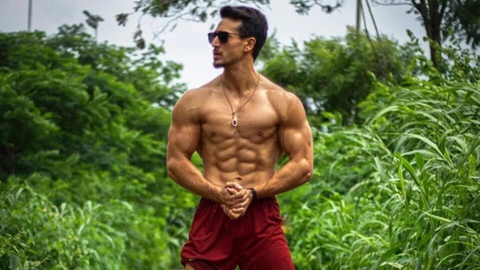 Tiger shroff uzbek tilida. Фильмы тайгера шроффа. Тайгер шрофф 2020 фильм. Ритик рошан бой. Tiger shroff uzbek tilida.
