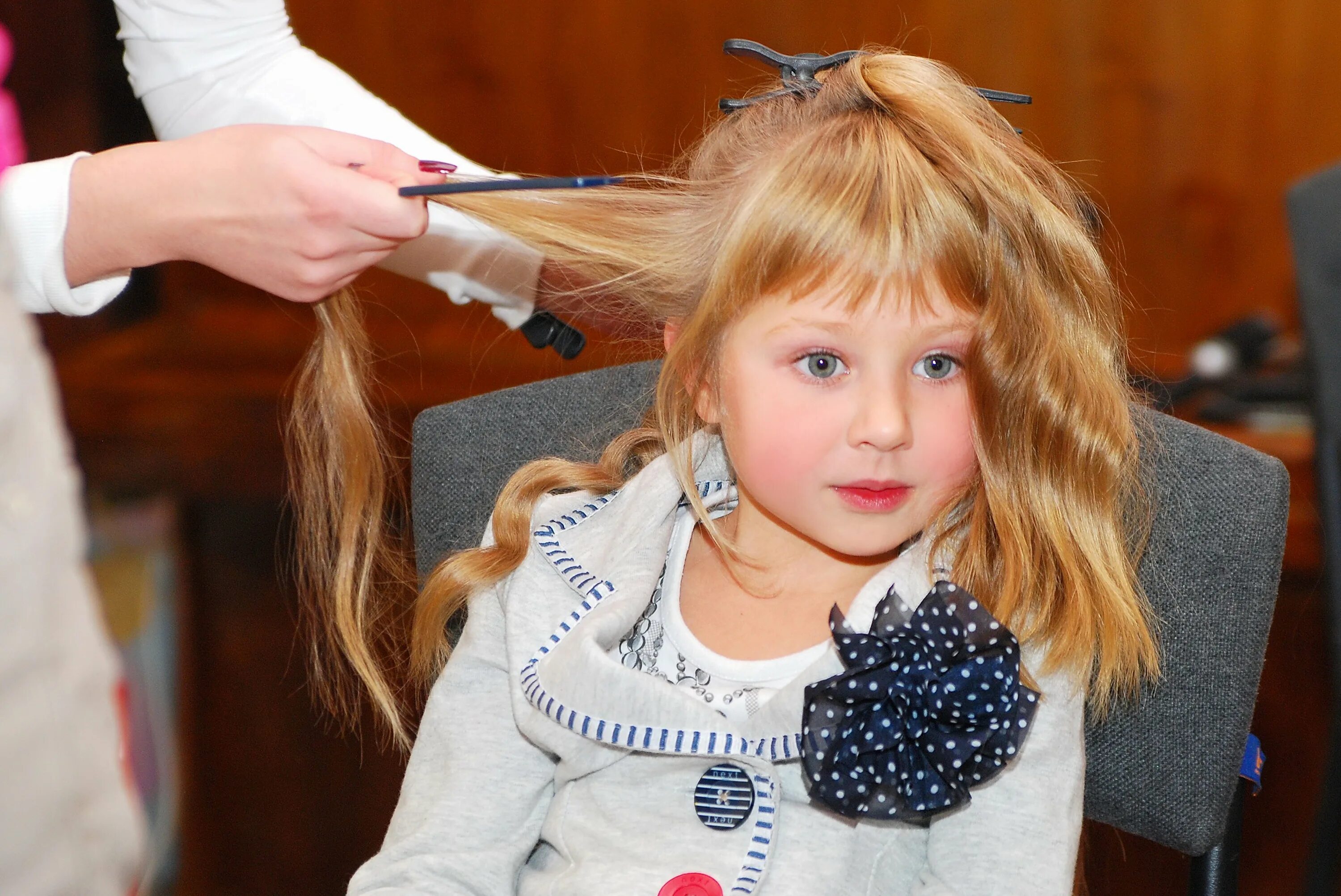 Игра резать волосы девочке когда идёт. Наказание отрезать волосы дочке. Не расчесывала волосы 2 года. Стрижка для дочки. Волосы родителей и ребенка.