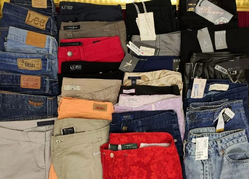 Секонд хенд осиново. Секонд хенд. Футболки секонд хенд. Джинсы levi's 502. Секонд хенд.