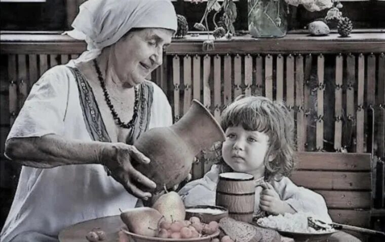 Бабушка с советским. Бабушка с внучкой в деревне. Внучек у бабушки в деревне. Бабушка с внуками в деревне. Девушка которая была бабушкой