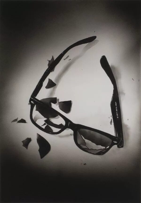 Разбили очко. Разбитые очки. Треснутые очки. Очки сломались. Сломанные солнцезащитные очки.