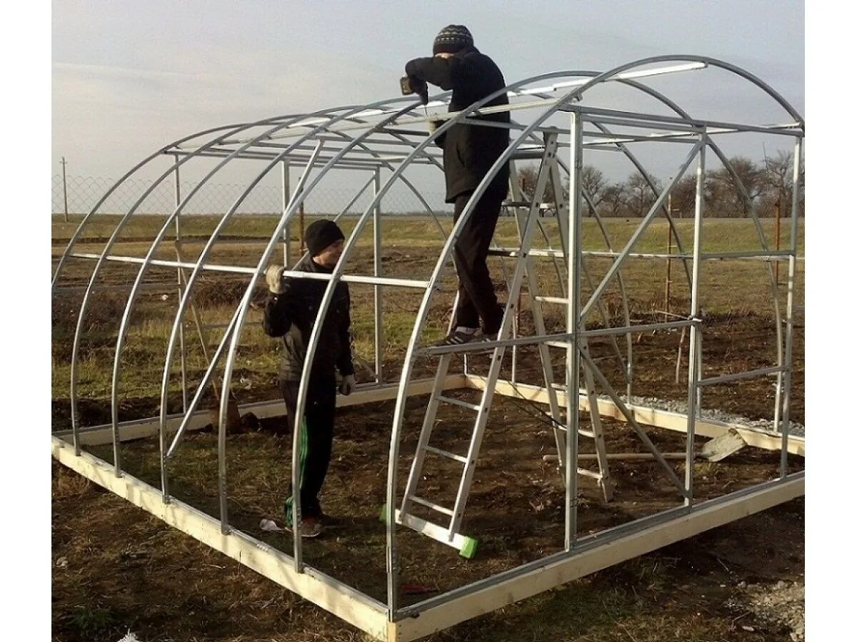 Видео сборки парника. Монтаж теплицы. Крепление для теплицы. Монтаж сборка теплицы. Установщик теплиц.