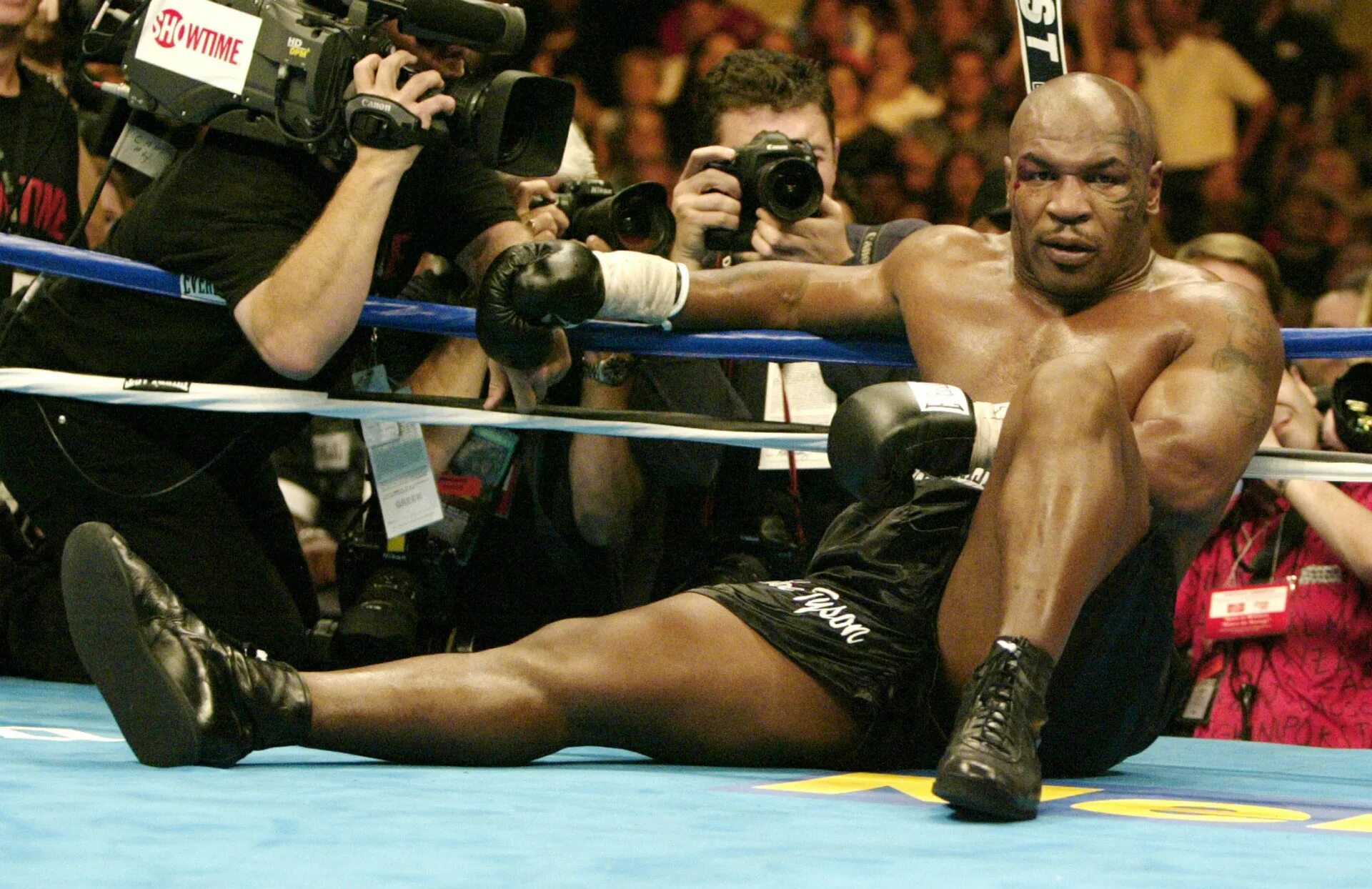 Первое поражение тайсона. Бастер дуглас тайсон. Тайсон и тупак. Mike tyson 1996. Бастер дуглас и майк тайсон.