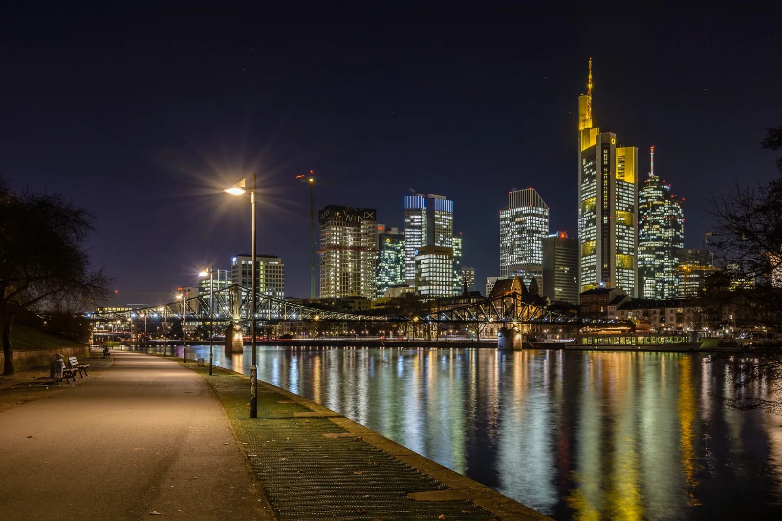 Франкфурт небоскребы ночью. Ночной Франкфурт архитектура. Frankfurt Wallpaper. The main Tower Frankfurt at Night.