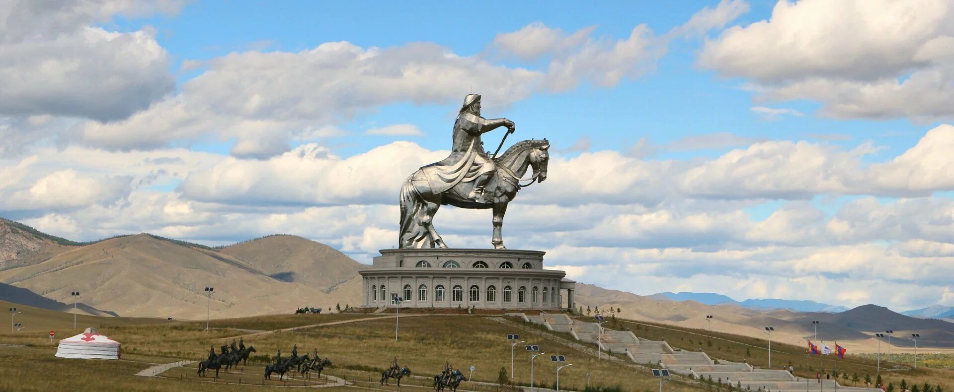 Монголия столица какой страны. Монголия Улан Батор достопримечательности. Монголия столица Улан Батор статуя Чингисхана. Площадь в Монголии Улан Батор. Сухэ Батор город в Монголии.