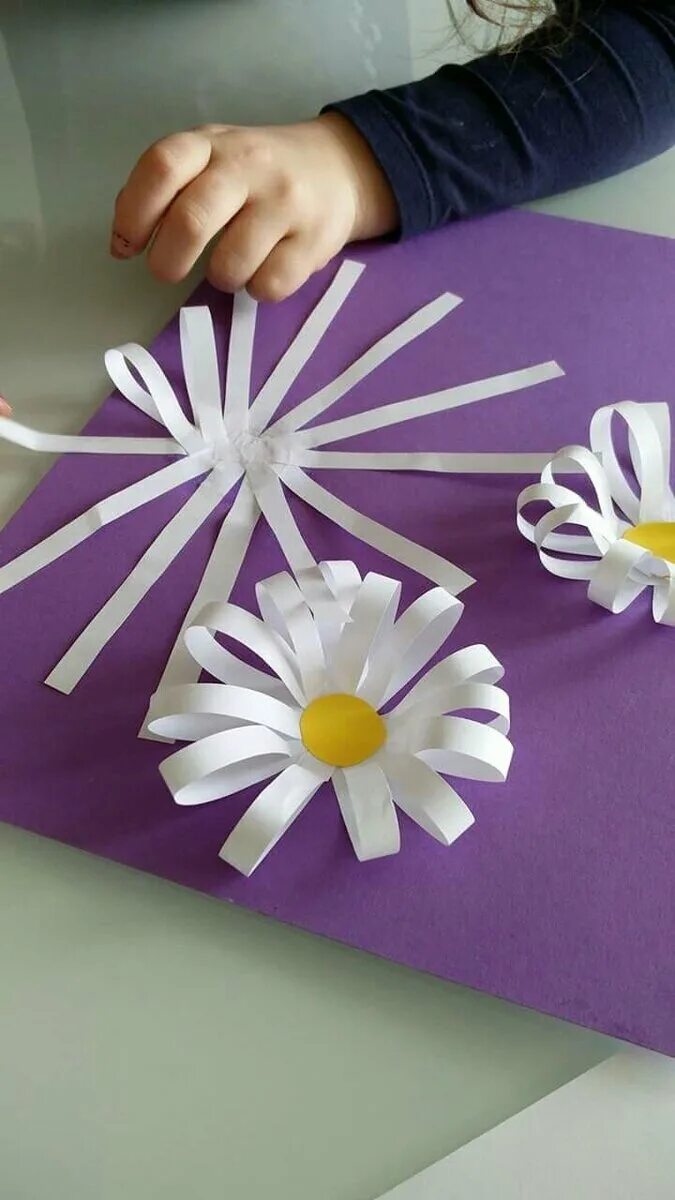 Цветы из бумаги детям 5 лет. Поделки из бумаги цветы. Цветы поделка для детей. Поделки из бумаги для дошкольников. Легкая поделка для детей.
