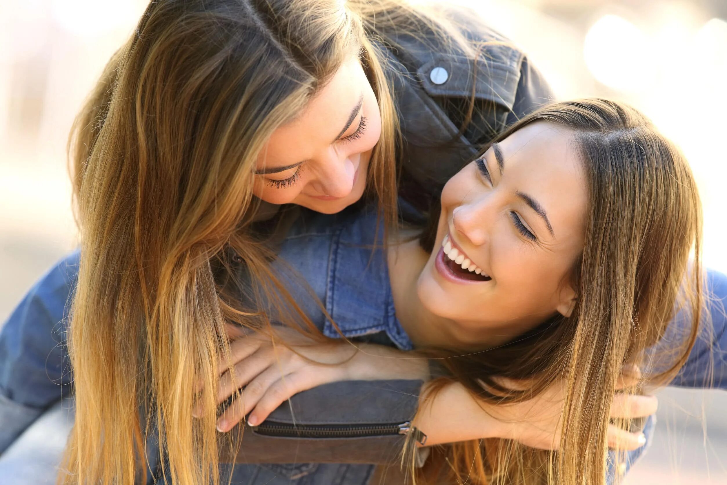 Fun for two. Funny friends боком. 13 Лет с момента встречи. Affectionate friend. Фото двух забавных друга.