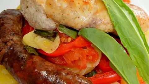 Колбаски с овощами в духовке