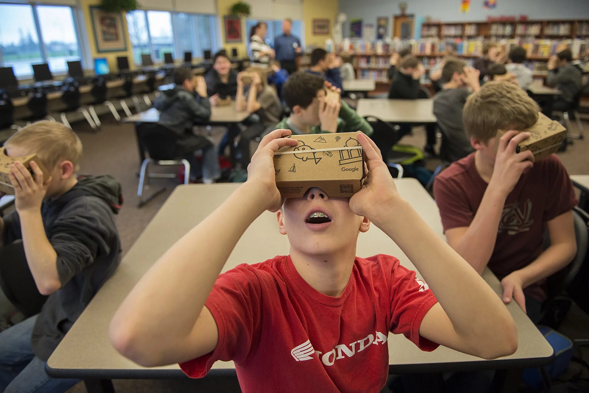 Виртуальная реальность в учебе. Шлем виртуальной реальности в школе. Очки виртуальной реальности в школе. Школьники в ВР. Школа vr