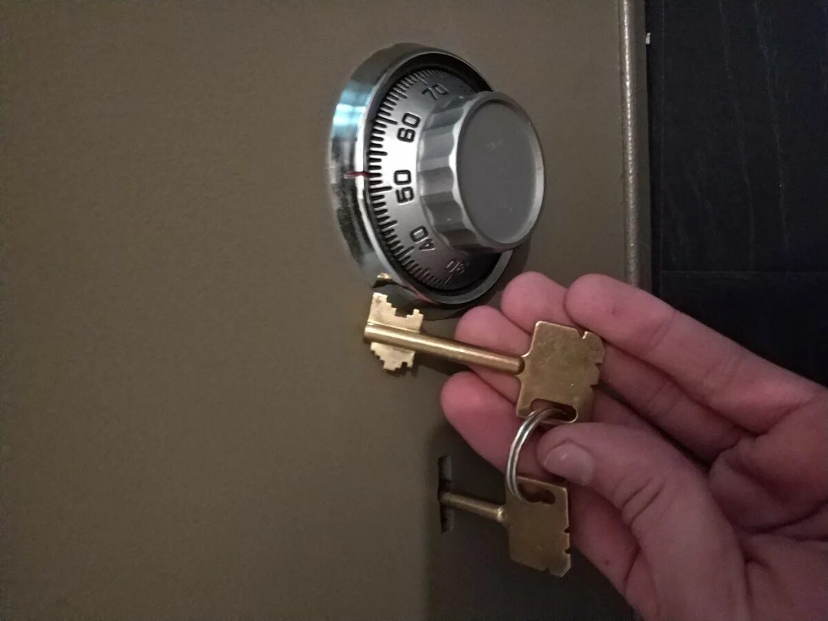 сейфовый ключ. электронный цифровой сейф 60di*. сейф ключница. ключ мауэр сейфовый. сейф торекс security box.