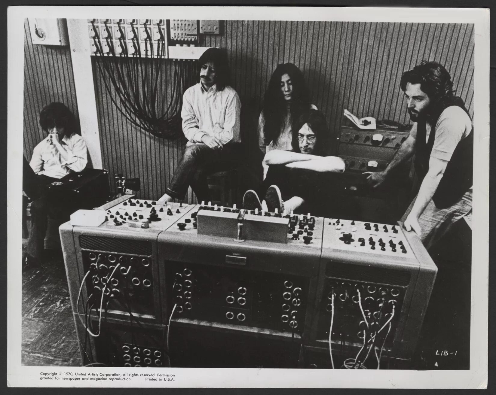 John lennon 1967. Джордж харрисон и джон леннон. Джордж харрисон смерть. George harrison somewhere in england 1981. Коллекция cd george harrison the lost tapes.