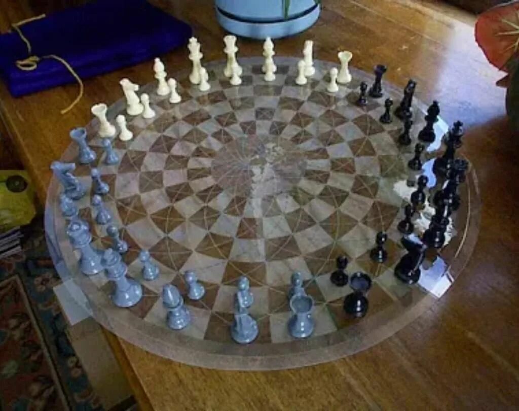 Шахматная планета живые игроки. Византийские шахматы Затрикион. Гексагональные шахматы. Круглые шахматы. Круглая шахматная доска.